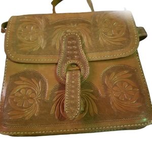 VINTAGE 70'S SMALL FLORAL TOOLED LEATHER SHOULDER BAG.